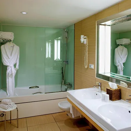 Sheraton Grand Esplanade Szálloda 5*