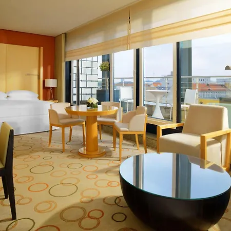 מלון Sheraton Grand Esplanade 5*